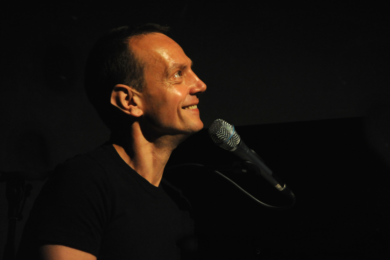 Avignon : tracter pour pouvoir chanter