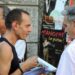 Avignon : tracter pour pouvoir chanter