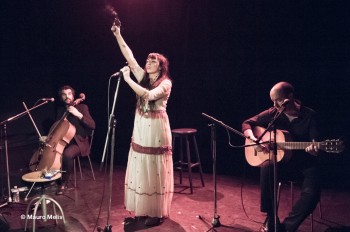 Anouk Aïata, celle qui mange les nuages du ciel Anouk Aïata, pour clore en beauté cette soirée très féminine débutée par Sophie Maurin puis, très haut dans le ciel, par la Loizeau. Faut être polyglotte pour tout saisir d’Aïata. Par défaut, on se concentre souvent sur sa présence, son dynamisme, son charisme. Elle n’en manque pas, celle qui se présente en femme-western et porte un nom en langue maorie, « La femme mangeuse des nuages du ciel. » C’est le genre de prestation idéale pour cabaret enfumé, aux odeurs d’alcools, aux voutes de pierre. Qui s’affranchirait de sono tant l’organe de madame est puissant, illustré d’accents qui sont comme visas sur un passeport. Le timbre est mémorable, le visage remarquable, taillé comme un dessin d’Hugo Pratt, comme une indienne incas. C’est un cas, oui, possible wamp, non par sa tenue mais par une attitude, une posture. Répertoire aux couleurs de l’arc-en-ciel concocté avec son complice violoncelliste, que rejoignent deux autres musiciens : un batteur et un guitariste, tous doués dans leur art. Ça donne forcément un surcroît de musiques salées et sucrées, comme un cocktail qu’on consomme en prenant le temps, prolongeant avec ravissement la soirée, mordant sur la nuit. Une jolie surprise festivalière. MK (photo Mauro Melis www.mauromelis.fr) Le myspace d’Anouk Aïata : https://fr.myspace.com/anoukaiata