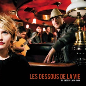 Les Dessous de la Vie : l’autre Anastasia C’est assez rare pour être souligné. Anastasia Rauch (notre Anastasia) signe aussi une autre album, qui sort quasi simultanément avec son disque solo. Il s’agit du premier album du groupe Les Dessous de la vie, intitulé « La libido du living room ». Madame joue sur les deux tableaux, donc. Originaire de Mulhouse, Les Dessous de la vie est composé de cinq membres : Anastasia en est la chanteuse et accordéoniste. S’inscrivant dans la grande tradition de la chanson à texte (avec Brassens, Gainsbourg, Sanseverino et Renaud pour presque tuteurs), Les Dessous de la vie n’entremêlent pas moins pas mal d’influences musicales, du swing des années 30 au hi-hop,  jazz manouche inclus. Album de belle facture, bien enregistré, puissant et sensuel, il est pour nous autre occasion de se pourlécher les babines à l’écoute de la belle voix d’Anastasia, qui, ici, partage néanmoins le micro avec son comparse Gaël Muller, qui par ailleurs signe tous les titres du disque solo d’Anastasia. La libido du living-room, Label 95B/Sin Zeo (2013) 