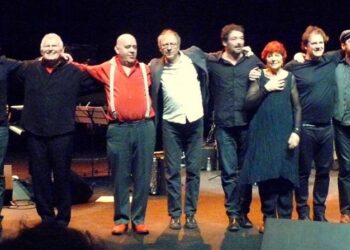 Les amis chanteurs sur un plateau