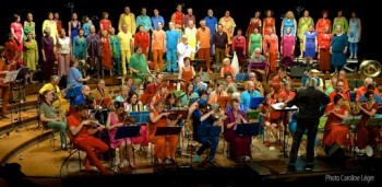 AUJOURD’HUI BARJAC Les fameuses Chansons de parole de Barjac débutent ce samedi avec les concerts de La Fanfare détournée (notre photo), de Claude Semal dans la cours du château. Comme les années passées, NosEnchanteurs vous fera vivre, en léger différé, l’ensemble des concerts et animations de ce festival-étalon de la chanson. Ce sera pour nous l’occasion, informelle, de rencontrer nos lecteurs et recueillir leurs suggestions. Autour d’un pot sans doute tant il est vrai que, si un vers ça va, deux vers c’est déjà le début d’une chanson… 