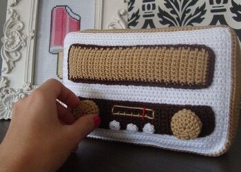 Un crochet par la radio…