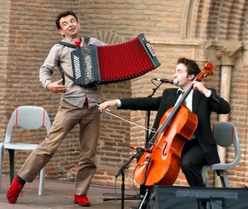 Le Festiv’Art 2014 Le festival devient itinérant, s'ouvrant le jeudi 3 avril sur la soirée de la saison culturelle de Lavelanet : une soirée du Printemps des Poètes où Festiv’Art se voit confier une carte blanche. Qui alliera une première partie lecture spectacle créée par Claude Fèvre et un concert chanson, en l’occurrence Gilles & Auguste, en adéquation avec le thème 2014 "Au cœur des Arts", leur spectacle se situant au carrefour du cirque, du conte, du théâtre et de la chanson. Pour les autres dates, tout au long du mois d’avril, Festiva’Art recherche des partenariats avec des structures œuvrant dans le domaine éducatif, culturel et surtout musical avec le souci d'aller chercher un public "jeunes" pour cette chanson qu'ils méconnaissent... Leur soirée du Printemps des Poètes est depuis plusieurs années suivies par des lycées et collèges. D'ores et déjà estv’Art est en projet avec Art'Cade (scène musiques actuelles de l'Ariège à Sainte-Croix Volvestre), le festival Swing à Mirepoix, le centre Léo-Lagrange de Foix, le service Jeunesse de Foix qui recevra le stage d'écriture suivi d’un concert des participants en première partie lors des vacances de printemps, la municipalité de Dalou et l'association organisatrice de La Clé des Chants dans la commune voisine de Varilhes. Les artistes pressentis sont Pierrick Vivarès, Nicolas Fraissinet, Vocal Cordes, Jérémie Bossone et Gilles & Auguste.