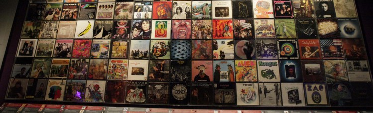 Un mur du Mupop : une pougnée de disques pour signifier la chanson, c'est bien peu (photo Mupop)