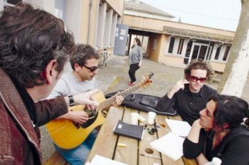 Durant les ateliers, dans l'ancienne école, aujourd'hui siège des Voix du Sud (photo Sud-Ouest)
