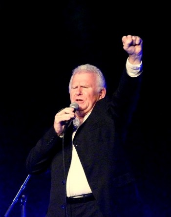Joyet, le poing sans la rose