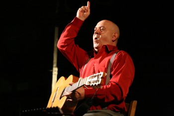 CHANSON AUSSI A LA FÊTE DE L'HUMANITE ARDECHE Si l'événement chanson ardéchois de ce week-end des 5 et 6 juillet est manifestement chez ces particuliers de Pouchères qui font festival « à la maison », il l'est aussi pour la fédération du parti communiste qui fait sa 1ere fête de l'Humanité départementale. Avec un plateau de choix, formé le samedi d'Erwan Pinard (du rouge, assurément), François Gaillard et Gérard Morel à partir de 20 h ; le dimanche de Francesca Solleville en cloture à 17 h et d'une « chorale de femmes solidaires » : un sans faute ! Avec aussi et entre autres des débats sur la Pallestine et sur l'avenir de la presse d'opinion. Ça se déroule à Alba la Romaine (entre Le Teil et Aubenas), la vignette de soutien est à 7 €. Tous autres renseignements au 04.75.64.30.04