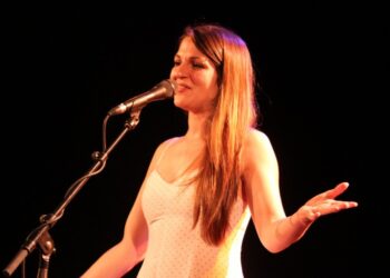 Lise Martin, hors des chants courants