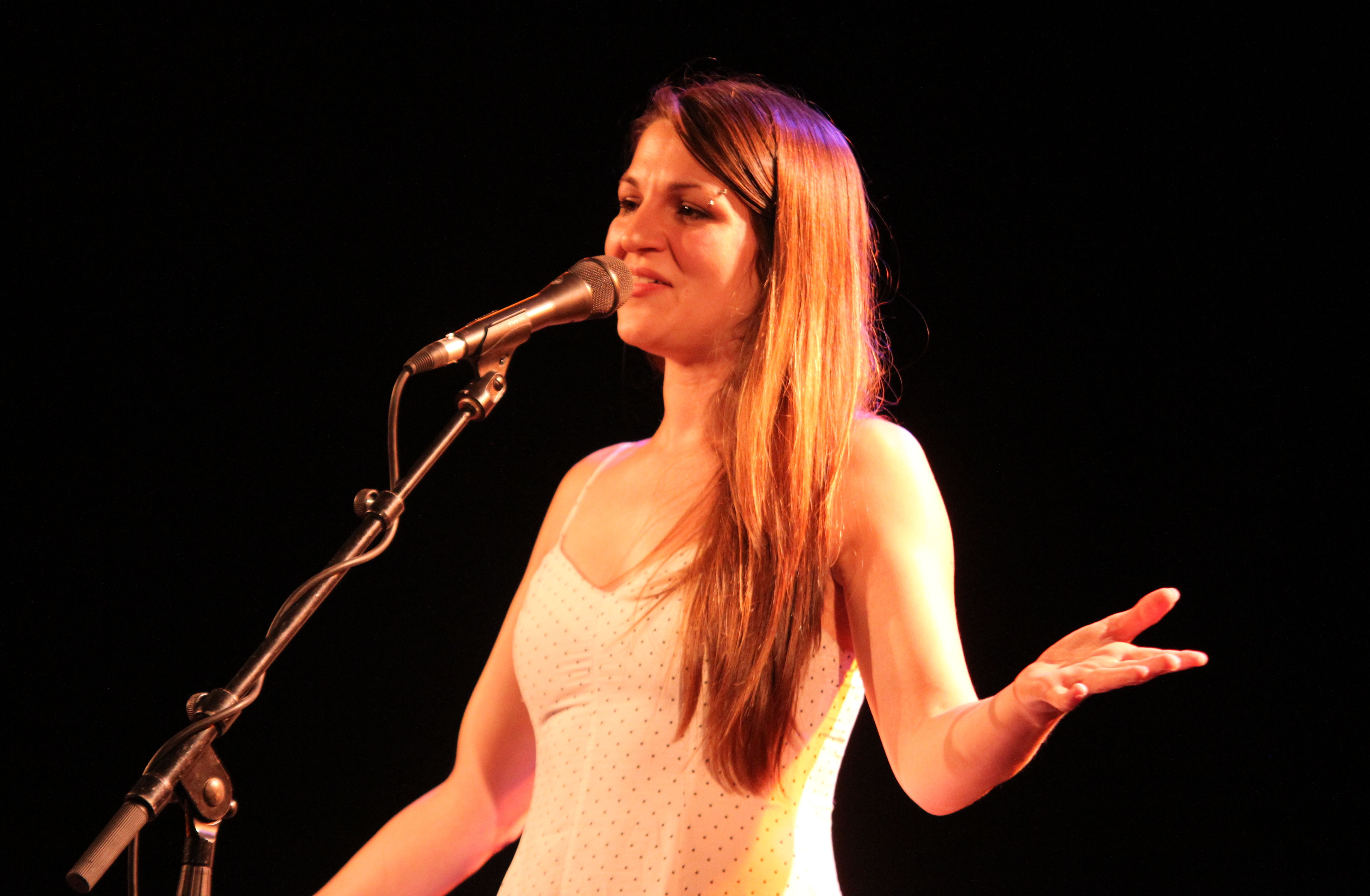 Lise Martin, hors des chants courants