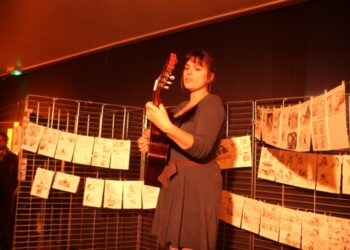 Lily Luca : elle, chanteuse, en auto-Mickeys