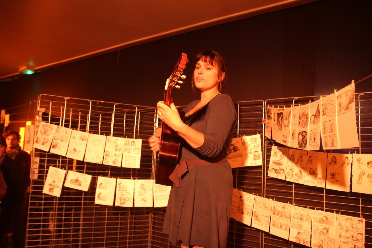 Lili au milieu de son expo (photos Catherine Cour)