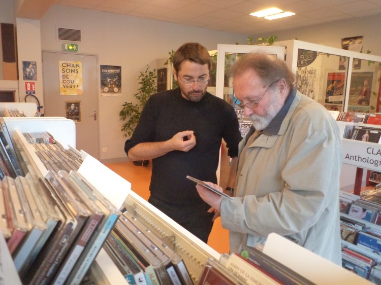 Dans une médiathèque de prêt parisienne : Patrick Engel et Norbert Gabriel (photo MK)