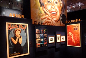 EXPO PIAF A LA BnF Cent ans après sa naissance, il revenait à sa ville natale, capitale, de célébrer cette môme qui devint et reste la plus grande de toutes les chanteuses françaises. La BnF n'est pas allée loin pour créer cette exposition : dans ses propres collections, dans ses greniers. Tout juste a-t-elle fait appel à l'INA et à l’Association des amis d’Édith Piaf pour compléter. Ici le mythe est revisité tant par les visages que par les moments importants de la vie et la carrière de la chanteuse. En essayant de comprendre comment la presse et la radio, le disque aussi, se sont emparés de ce bout de bonne femme pour en faire l'immense Piaf, « artiste unique et adulée. » « Devenue une véritable icône, Édith Piaf a toujours gardé une liberté et une simplicité étonnantes. L’exposition tente de préserver cette tonalité un peu rebelle, décalée, moins conventionnelle de Piaf, et de rappeler que pour elle la célébrité n’a aucune importance face à l’incandescence de la scène, que l’argent et le confort pèsent peu par rapport aux amants et aux amis, et que le chagrin le plus noir peut toujours être dissipé par un grand éclat de rire, un grand J’m’en fous pas mal. » Jusqu'au 23 août 2015 à la Bibliothèque François-Mitterrand Galerie 2, Paris. Du mardi au samedi de 10 à 19 h, le dimanche de 13 à 19 h.