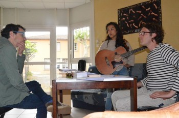 Jacinthe, Lylac et le formateur Julien Lebat (photo Voix du Sud)