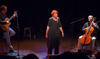 Presque Oui et Anne Sylvestre sur le scène de Venelles (photo Sylvaine Parcot)