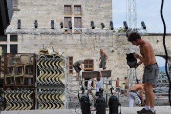 Barjac est comme un monument  : il y a tous les angles possibles pour regarder ce festival unique en son genre, non seulement par sa programmation et par sa fréquentation mais aussi par les polémiques qu’il déclenche. Si on le prend bien en face, c’est un lieu exceptionnel où il fait toujours beau, un village sympa avec son marché bio, son château, ses ruelles, bref l’endroit idéal pour un festival de chansons choisies. En le regardant un peu de travers, on y déplore la sueur qui dégouline sous le chapiteau les jours de canicule, les aficionados qui manifestent parfois leur vérité définitive et dévastatrice. Sous d’autres angles on appréciera le petit verre d’apéro convivial avec la remise du prix Jacques-Douai ; on savourera le plaisir de retrouver les copains lointains ; on regrettera que machin ait été programmé ici alors qu’un autre eût été mieux  ; on déplorera l’absence de structures hôtelières et les prix souvent abusifs des chambres d’hôtes. On découvrira, on applaudira, on exultera, on murmurera, on rigolera, on huera, on regrettera, mais on reviendra. Et c’est tant mieux. A l’heure où tant de festivals sont anéantis, il est heureux de voir le festival Chansons de Parole, la tenir et rester debout serein entre l’adulation et la fureur, loin du pire écueil  : l’indifférence. Michel Thihoreau
