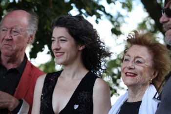 ORAIN ET CASSIDY, DOUÉES ET DOUAI À LA FOIS Millésime exclusivement féminin pour le prix Jacques-Douai qui cette année récompense Marie-Thérèse Orain et la québécoise Paule-Andrée Cassidy. Rappelons que, selon la formule rituelle qui toujours fait grand succès quand Jacques Bertin l'énonce en scène, le prix Jaques-Douai distingue depuis sa fondation (en 2007) un artiste, une personnalité ou une structure qui, « par son action ou son oeuvre artistique, fait vivre la chanson francophone, le répertoire et les idéaux portés par Jacques Douai : célébration de l’art de la chanson, respect et souci d’élévation du public, émancipation par la culture et l’éducation populaire. » Nous invitons nos lecteurs à se reporter aux articles publiés il y a peu sur chacune de ces deux dames sur NosEnchanteurs (voir index). (photo Catherine Cour. de gauche à droite : Jacques Bertin, 