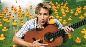 Autoproclamé "plus grand chanteur de tout l'étang", Gérald Genty sera-t-il en plus, dans dix jours, recordman mondial du nombre de concerts en douze heures pétantes ? (photo DR)