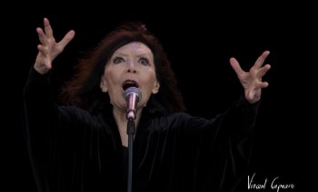 Juliette Gréco sur la scène de l'Huma (photo Vincent Capraro)