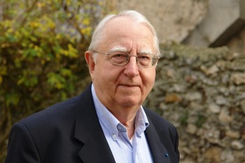 ALAIN FANTAPI? HONOR? DE LA L?GION D'HONNEUR Faute de soutenir vraiment une chanson qui crève (là, je ne parle pas du show-biz), la République distribue des médailles, des hochets. À Jo Masure, le créateur et directeur désormais en retraite du festival d'Alors Chante ! de Montauban (désormais de Castelsarrasin), la médaille des Arts et des Lettres. Les bénévoles historiques de ce festival l'auraient mérité tout autant. À Alain Fantapié, le président de l'Académie du disque Charles-Cros la Légion d'honneur. Mis à part un vase (de Sèvres tout de même !) offert par l'?lysée pour récompenser le Grand prix du président de la République, trophée majeur des Grands prix du disque de cette docte Académie, l'?tat ne donne pas un centime pour que vive cette vénérable institution qui a identifié et récompensé les plus grands de la Chanson d'expression française. Et voilà qu'il offre cette médaille pour son président Alain Fantapié, ce qui est à la fois amplement mérité et franchement ridicule. Il ferait mieux d'aider vraiment cette Académie. Fantapié, lui, rend avec humour et raison à César ce qui lui appartient : « Bon, si j’avais au péril de ma vie, immobilisé le barbare qui s’apprêtait à user de sa douzaine de kalachnikov contre les paisibles voyageurs d’un train, ou sur un tout aussi pacifique public de Johnny au Stade de France, ç’aurait été un courageux acte individuel. Mais ce ruban rouge est la reconnaissance d’un long travail collectif, d’un travail mené avec tous ceux qui, depuis des décennies m’ont accompagné dans mes aventures et mes délires au service de la langue, de la création musicale, de la culture, des artistes et aussi de la transmission. A eux tous, joyeuse bande que je remercie, revient la plus juste part de cette décoration. »