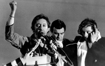 "Aux armes et caetera": Serge Gainsbourg seul sur la scène à Strasbourg le 4 janvier 1980 et entonne a capella, le poing levé, la Marseillaise. (c) DR
