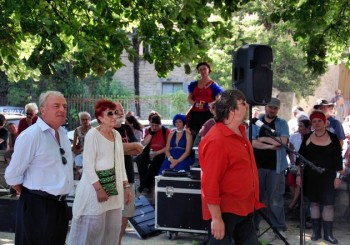 Barjac 2013 : le maire Edouard Chaulet, la marraine Anne Sylvestre et le directeur Jofroi