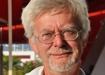 JEAN-MICHEL BOVY Amis du festival Chansons de Parole, soyez rassurés, l'équipe du CA n'a pas explosé en vol. Au contraire. Nous vivons des moments difficiles, c'est vrai. Il est toujours difficile de se séparer d'êtres avec qui vous travaillez depuis longtemps, où tout n'a pas été rose, mais où les joies existaient. Nous connaissons nos responsabilités. Le festival existe pour défendre la chanson de qualité donc les artistes qui la produisent et le public qui la reçoit et lui permettent d'exister. Mais tout cela vous le savez si vous nous suivez. Sachez que nous travaillons avec vigueur à nous sortir de ce conflit et que nous préparons déjà la prochaine édition du festival ! Il n'est pas dans nos habitudes à nous humbles bénévoles qui faisons malgré tout vivre le festival de polémiquer. Chacun bien sûr aura son avis, fera ses commentaire plus ou plus en phase avec la réalité. Mais nous, nous travaillons, nous ne répondrons pas. Vous serez les bienvenus l'an prochain à Barjac. Le festival Chansons de Parole appartient je le répète à tous les artistes, au public et à Barjac. Le Président.