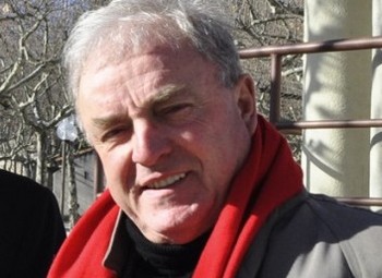 ÉDOUARD CHAULET En juillet, j'avais senti venir la montée d'une appropriation flagrante d'une oeuvre collective de l'association "Chant Libre" alias "En chanson dans le texte" muée en "Chanson de parole" par un duo qui n'avait pas la candeur des bénévoles. Ces rémunérés (légitimes) ont oublié qu'ils étaient au service d'une association respectable qui combat pour la chanson de sens, et la gloire de personne, fut-ce la leur. En 2015 on ne peut fêter que les 20 ans de prise en main par un nouveau directeur artistique (et l'embauche de sa femme). Le festival a été fondé, laborieusement, en 1992 par la Mairie, Vasca, Ferrat... L'association"Les productions du Soleil (Jofroi) s'est développée avec bonheur... sous l'égide de nos deux administrateurs omniprésents de "Chant Libre", sans crainte des conflits d'intérêt. Le peuple des bénévoles sait depuis longtemps que l'astre ensoleillé s'est mis à son compte mais reste coi tant il craint pour le festival. C'est Phoebus ou le chaos ! Plutôt que de se dissoudre, il se rebiffe, résiste, décide de changer d'astre et remercie Jofroi. C'est l'occasion de juger de l'attachement à la Chanson Le prochain directeur ne sera pas un grand artiste mais un festival nouveau s'annonce... Qu'on se le dise !