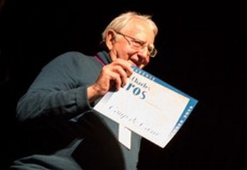 Alain Fantapié, président de l'Académie Charles-CRos, remet un "Coup de coeur" à Jo Masure, ancien directeur du festival Alors Chante !