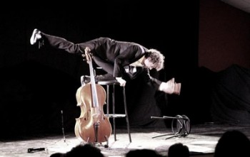 Tonycello tombé du tabouret Photo Presse