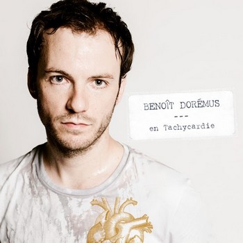 LE VOYAGE DE DOREMUS EN TACHYCARDIE. Après cinq ans de travail, de ténacité et de scènes solo, Benoît sort aujourd'hui son nouvel album, comme un voyage au pays de son histoire personnelle qui débute par « marque ton stop que j’t’embrasse », un petit road movie comico-ethylo-sentimental. On se prend son « Brassens en pleine poire », un hommage revanchard au maître. Quelle idée géniale, balancer des boules de neiges sur le buste de Brassens, les jours ou Cupidon s’en fout. Benoît nous touche, il sait qu’ avoir le cœur brisé c'est universel et voit « la femme de ma vie » dans tous les instants de son quotidien, comme une ode aux femmes qu’il aime profondément. Mais il prévient celle qui tomberait amoureuse, les artistes sont d’étranges Bêtes à chagrin qui lui en feront « voir de toutes les couleuvres. ». Des chansons d'amour, des déchirures. Chez Benoît comme chez Jonasz dans son cœur vaudou il y a quatre épingles qu'elles ont pris soin d'abandonner mais pas que pour nous faire pleurer. L'artiste est malin comme une hyène. Mais en beaucoup plus sympathique ! Il est drôle, trouve des axes subtils, des situations cocasses et se donne du mal pour ne pas nous laisser entrevoir un désespoir plombant premier degré. Si parfois les 20 milligrammes d’anxiolytique assumés viennent panser les plaies d’une déprime sous-jacente, Benoît nous offre des respirations d’humour, un exorcisme savoureux au mal être. Il nous invite à Lire aux chiottes une tranche de vie ou l’on se reconnaîtra tous. Un titre qui fera, à n’en pas douter, grand succès sur scène pour les grands et les petits. Les chansons de Dorémus laissent le choix du niveau de lecture, tantôt drôle, tantôt des claques de désespoir, mais restent toujours dans l'exigence. Aucune place à la facilité. Tout en subtilité, elles sont le fruit d'un travail d'artisan, d'orfèvre. Benoît s'applique à offrir des perles au public qu'il ne veut pas décevoir. Benoît Dorémus, En Tachycardie, Déjà/BMG 2016