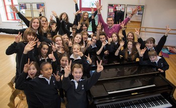 LA MAÎTRISE DU CONSEIL GÉNÉRAL DE LA LOIRE Une maîtrise est une école où l'on forme les élèves au chant. Une seule maîtrise, en France, est gérée par une collectivité territoriale (les autres ont toutes une forme associative) : celle du Conseil général de la Loire, sise à Montbrison. Gratuite de surcroît. De la 6e à la Terminale. Fleuron départemental, elle excelle tant dans l'enseignement qui y est dispensé que dans les initiatives dans lesquelles elle s'inscrit. Montbrison, c'est aussi, nos lecteurs le savent, Mickey 3d, le studio d'Ecotay-l'Olme, le Théâtre des Pénitents et le fameux festival Les Poly'Sons. Fameux car exemplaire quant à sa programmation et ses résultats, quant à l'adhésion sans faille du public local à ce festival qui s'étale un bon mois durant. C'est dans ce cadre que la Maîtrise du Conseil général, dirigée par Jean-Baptiste Bertrand, accueille chaque année un chanteur pour un travail sur son œuvre. Il y a deux ans c'était Anne Sylvestre, l'an passé La Demoiselle inconnue, cette année Dimoné. Il y eut jadis Gil Chovet, Yvan Marc, Manu Galure, Michèle Bernard, Anne Ducros... Parmi les maîtrisiens, certains sont même devenus chanteurs : demandez à Pierrick Vivarès ou à la lauréate 2015 de Vive la reprise qu'est Sarah Mikowsky. Les lycéens ont, en plus des autres matières générales et musicales, trois ateliers dans lequels ils s'inscrivent chaque fois une année, dans l'ordre qu'ils veulent : atelier création technique et vocale, atelier baroque et atelier chanson (qui se veut être un pôle ressources chanson). Dans chaque atelier se mêlent les trois niveaux. L'atelier chanson française est piloté par Christopher Murray, que nous connaissons par ailleurs comme chanteur. Entre Maîtrise du Conseil général et festival Les Poly'Sons, le partenariat est exemplaire. Cette soirée avec Dimoné dans cette ville qui aime la chanson en atteste une fois de plus.