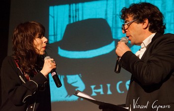 ÉCHOS DE LA CÉRÉMONIE ? Le décompte des voix du jury reste confidentiel. Mais sachez que c’est au premier tour et très confortablement qu’Eskelina a décroché le Prix Georges-Moustaki. Elle qui ne s’imaginait pas repartir avec un trophée se les ait quasiment tous adjugés. ? Le public de Barjac retrouvera Eskelina cet été, le 4 août sur la scène du château, en première partie de Debout sur le Zinc. ? Après Melissmell en 2011, Robi en 214 et Lise Van Deuq l’an passé, c’est la quatrième fois que le prix du jury est remis à une dame. Sur six éditions ! ? Ce n'était que le seconde fois que Kent était président d'un jury. La précédente c'était en décembre dernier au Japon, à départager des étudiants chantant en français ! ? C’est la troisième fois que le lauréat du Moustaki fait « le grand chelem » prix du jury + prix du public, après Melissmell en 2011 et Vendeurs d’enclumes en 2012. ? Un beau chèque de mille euros pour Hi Cow-boy (photo ci-dessus avec Yvan Cujious), remis par Bettina Vernet, au nom du partenaire genevois Catalyse, association (créée par la chanteuse Noga) qui relie l’art vivant et l’éducation. ? FrancoFans offre comme prix à Pauline Drand un article de deux pages, une « mise en avant » comme on dit. Un article ? Comme si ce n’était l’habituel cœur de métier de notre estimé confrère… ? Nouveau partenaire, Sud Radio (15 émetteurs en France) diffusera la cérémonie de ce 6e Moustaki sur son antenne les 15 et 16 mars. ? Déploiement d’effectif exceptionnel pour notre confrère Hexagone, le site de l’ami David Desreumeaux, notre meilleur concurrent de surcroît. ? Présence aussi du partenaire FestiVal de Marne et de son directeur Denis Collinot. C’est en grande partie grâce à ce festival que le Prix Georges-Moustaki, peu argenté car indépendant, existe toujours. ? Comme un leitmotiv, nombre d’artistes et d’invités ont déploré l’absence de plus en plus cruelle de soutien de la chanson par la presse, quasi un total abandon. Devant un parterre assez impressionnant de journalistes tous membres du jury Moustaki… Se sont-ils sentis visés ? Notes rédigées par Michel Kemper.