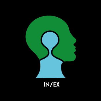 DES NOUVELLES DE LA CHANSON À MARSEILLE AVEC NEVCHÉ ! Avec son association coopérative culturelle Internexterne, Nevché est depuis 2015 conseiller artistique au Théâtre national du Merlan (qui débute Shooting Stars, nouvelle création en français autour des journaux intimes de Marilyn Monroe et Kurt Cobain, co-produit avec Le Théâtre d’Ivry-Antoine-Vitez, Le Train-Théâtre de Portes-lès-Valence, et Le Sémaphore-Cébazat). Il participe à la semaine de la chanson française et de la francophonie lors de l’ouverture du Printemps de la francophonie au théâtre National de la Criée le 12 mars. Initiateur du micro-festival Gravitations qui célèbre le mot mis en musique, il est également depuis 2016 avec sa coopérative l’un des principaux acteurs de la programmation et de l’organisation du Festival Avec le temps initié autrefois par Léo Ferré. Ce qui donne, outre les lieux initiaux comme l’Espace Julien ou le Silo, un parcours itinérant dans plusieurs lieux mémorables de la vie marseillaise, l’Alcazar, La Maison Empereur (la plus vieille Quincaillerie de France, où l’on trouve aussi bien des vêtements que des outils), la librairie L’histoire de l’œil, l’ancien Théâtre des Variétés qui accueillit sous les effigies d’Alexandre Dumas et d’Offenbach tour à tour théâtre, opérettes, music-hall avant de devenir un cinéma d’Art et d’Essai non s’en être passé par la case moins glorieuse du cinéma X. Ou le Cabaret aléatoire de la friche de la Belle de Mai, la bodega La Mesón et le lieu de résidence d’artistes Le Montévidéo, sans oublier Le Dock des Suds. Au programme, toutes les musiques en français, rap, slam, électro, rock, techno, hip-hop, pop, folk ou blues, et la chanson proprement dite.