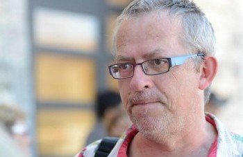 « UNE VAGUE SPECTACULAIRE DE CHANSONS ENGAG?ES » Entretien avec Michel Kemper Pourquoi un tel livre ? Nous venons de vivre, sous Sarkozy, une vague assez spectaculaire de chansons engagées, toutes portées contre lui. Et quand ce n'était pas sur lui, c'était – et c'est encore – sur les Le Pen, de père en fille et petite-fille. Une vague qui a pu, pour certains, passer inaperçue tant la censure (en fait, l'autocensure) est importante en ce pays, bien plus importante que sous de Gaulle où, là, elle existait officiellement. J'ai recensé près de 450 chansons sur Sarkozy et sur son « œuvre » : s'il y en a une ou deux qui est passée sur un média d'importance, c'est bien le maximum ! Sous cette présidence extra-ordinaire, qui s'est permis toutes les transgressions possibles (ce dont la justice se charge actuellement), la chanson s'est réveillée, comme un volcan qui se rappelle à nous. Et pas par que les chanteurs traditionnellement engagés : c'est allé bien plus loin que ça. Des Fugain, des Delpech, des Cabrel, des Fatals Picards, eux et bien d'autres, ont ressenti le besoin de chanter contre Sarkozy. Autant de chanteurs grand public que d'autres bien moins connus. Et de tous les genres, de tous les milieux de la chanson. La vague est retombée ? Concernant le successeur de Sarkozy, oui. Et même bien plus. Est-ce sa fadeur, sa mollesse, est-ce cette étiquette pourtant grandement usurpée de gauche, d'ennemi du capital, toujours est-il que Hollande ne suscite strictement aucune envie de chanson, si ce n'est des parodies de tradition chansonnière. C'est ahurissant ! Y a-t-il eu des chansons favorables à Nicolas Sarkozy ? Oui, aussi vrai qu'il y eu jadis des chansons favorables à Mazarin, qu'on nomme par la même appellation de « mazarinades ». J'en recense trois : une de Sardou, une de Barbelivien et une autre de Carla Bruni, « Mon Raymond ». C'est peu. Si ce n'est ces trois-là, les soutiens de Sarkozy venus du monde de la chanson se sont bien abstenus de faire une chanson sur leur copain. D'ailleurs, la plupart d'entre eux ne s'affichent plus avec l'ex-président, ni Doc Gynéco ni Hallyday, encore moins Faudel.