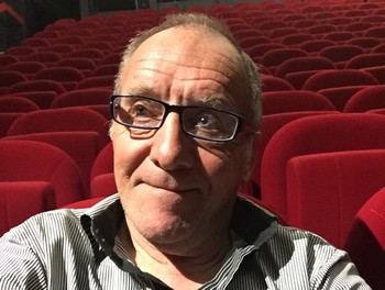 DOMINIQUE CAMARD, LE MONSIEUR CHANSON DE MICKEYVILLE   Montbrison est la sous-préfecture de la Loire. C'est cette ville dont la presse a retenu le nom quand elle nous parle de Mickey 3d. Qui lui est d'Ecotay l'Olme, qui jouxte Montbrison. Ecotay et son fameux Studio E, là où enregistre Mickey. Montbrison n'en est pas moins, à plus d'un titre d'ailleurs, une ville chanson d'importance. Et ville culturelle. Qui héberge la Médiathèque départementale. Et la Maîtrise de la Loire. Dont le très beau Théâtre des Pénitents dispose d'une saison culturelle enviable avec un festival chanson qui s'étire sur presque deux mois, en hiver, avec un succès très important. Ce Théâtre doit tout à son directeur, Dominique Camard, qui abat chaque année un travail monstrueux, établi une saison faite de fragrances subtiles, de signatures éclairées : il est de fait une des programmateurs les plus en vue entre autres dans la paysage de la Chanson francophone. L'heure de la retraite va bientôt sonner pour lui et la succession est forcément difficile. Haut lieu de la Chanson, qui est plus que tout autre art l'exception culturelle française, Montbrison doit rester cette place forte qui est de partout reconnue comme telle. Au moins autant que sa deuxième spécialité, la fourme, excellent fromage au demeurant.