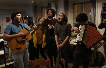 La veille du Concours, dans un des bars de la commune (photo Albert Weber)
