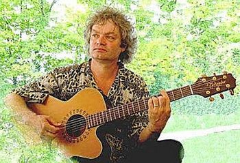 SIX CHANSONS « INÉDITES » PAR YVES UZUREAU En cadeau de ce livre, un CD six chansons interprétées par Yves Uzureau : « de(s) mélodies inédites (…) des archives abandonnées sont devenues des chansons vivantes. » Si ce disque est un petit bonheur, notons que les chansons y étant incluses ne sont pas toutes inédites à l'interprétation : trois d'entre elles (A l'auberge du bon Dieu, Un camp sous la lune et Loin des yeux, loin du cœur) figurent en effet sur le disque « Retour à Basdorf – René Iskin chante les inédits de Georges Brassens » sorti en 2003, distribué par Editions spéciales : Yves Uzureau en fut même arrangeur, directeur artistique, seconde guitare et choeur. Six d'entre elles (dont A l'auberge du bon Dieu) se retrouvent sur le disque Pensez à moi co-édité en 2011 par Télérama et La Cité de la musique à l'occasion de l'exposition « Brassens ou la liberté », interprétées par Bertrand Belin, François Morel et Olivier Daviaud. Ces chansons sont A l'auberge du bon Dieu, Quand tu m'auras quitté, Le passé m'échappe, Pensez à moi, Quand j'ai rencontré celle que j'aime, Son cœur au diable et Oui et non. Il y a tant et tant de repreneurs de Brassens que d'autres versions doivent exister de certaines de ces chansons de jeunesse (comme La Rouquiquinante qui elle aussi a gravé A l'auberge du bon Dieu). Soyons juste et reconnaissons que par Uzureau elles prennent tout de même un aspect plus alléchant que par la voix agée et tremblotante d'Iskin (décédé en 2005)