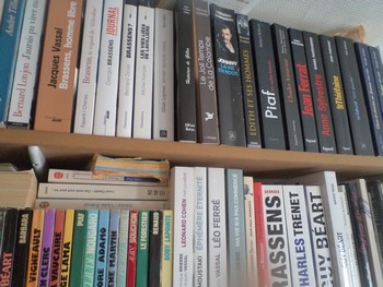 LIVRES SUR LA CHANSON LE COURAGE ÉDITORIAL FAIT DÉFAUT Ballade thématique dans les librairies de la grand'ville pas loin de chez moi, rayon Chanson. Pas bien épais ce rayon. Du Brassens, du Gainsbourg, du Balavoine, le Béart de l'ami Vignol... Du chanteur mort, du sans risque. Rien sur la Chanson en elle-même. « Un client étranger est venu la semaine passé, il voulait un livre généraliste sur la Chanson française. On a regardé ce qu'il y a avait de disponible chez les éditeurs. Rien » dit la vendeuse. Dès cette semaine il y aura au moins le Dictionnaire amoureux de la Chanson française de Bertrand Dicale. Quand même, ça ne fait pas lourd. On a tellement enterré la chanson qu'elle en est morte. Morte à la télé, morte dans les bacs à disques, morte sur les rayonnages des bibliothèques. Si vous cherchez des livres de référence sur la chanson, allez sur e-bay ou sur priceminister. Avec un peu de chance vous trouverez les fondamentaux (Robine, Dillaz, Hidalgo, Bertin, etc.) pour une bouchée de pain s'il n'y avait les frais d'envois. Le nouveau Dicale ne semble exister que parce qu'il fait partie d'une ample collection, qu'il y est un titre de plus, pas par amour de Plon pour la Chanson. Y'a pas besoin d'avoir fait de longues études pour comprendre que s'il est un patrimoine, singulier autant qu'un exception culturelle en France, c'est bien la Chanson. Que tout le monde se donne le mot pour combattre, pour définitivement abattre. Il n'y aura pas besoin de signer l'accord de libre-échange avec les Étasuniens pour tuer ce qu'il reste de notre Chanson. Nous sommes suffisamment grands pour le faire nous-même.