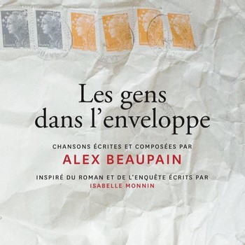 LES GENS DANS L'ENVELOPPE « CHANTER EST UN ART DE L'ABANDON*» Isabelle Monnin est à l’origine d’un OVNI, Les gens dans l’enveloppe, Roman, Enquête, Chansons. Un jour, elle acquiert sur le net un lot de photos familiales émouvantes par leur banalité même. Très vite, elle commence à leur inventer une histoire. Donne nom à chaque personnage, tisse des relations entre eux, écrit la fiction de leur vie. Elle y voit une absence dont souffre dans le roman son héroïne, la jeune Laurence. Son ami Alex, originaire du Doubs comme elle, traduit en une semaine en chanson le roman de ces photos. Très vite aussi apparaît la nécessité de retrouver les vraies gens de l’enveloppe. Après une enquête approfondie, le mystère se dénoue, la réalité rencontrant parfois la fiction, ainsi Laurence s’appelant réellement Laurence, tout comme son arrière-grand-mère. Et l’intuition de l’abandon se révèle concerner le pivot de l’histoire de la famille réelle, le discret Michel, père de la véritable Laurence, non reconnu par son père, négligé par sa mère et abandonné par sa femme, à la recherche toute sa vie de l’amour. Dix chansons originales écrites par Alex, sauf un quatrain trouvé dans les archives du village, « A Clerval, sur le pavé / Y’a des filles à marier », qui sert à introduire comme un refrain, chacun des personnages du roman qui ont inspiré à Alex ses chansons; et deux reprises, interprétées par les vraies gens de l’enveloppe, des madeleines musicales. Laurence, la jeune fille, incarnée par la rêveuse Camelia Jordana « Ainsi va ma vie / De pierre et de bois / Où rien ne se dit / Où tout reste là » et T’aimer… « c’est comme aimer le vent » . La vraie Laurence interprète ensuite avec ses enfants, avec aisance et fraîcheur, La chanson d’Emilie et du grand oiseau, et c’est un vrai coup de cœur musical. Michelle, la mère du roman, chante par la voix de Clotilde Hesme Couper les virages. Cette chanson a été reprise à peine modifiée « On voudrait » au lieu de « Je voudrais » dans l’album Loin. Et « Il faudra mon cher / Être tout à la fois / L’enfant et le père ». Suzanne, la mère de la vraie vie, chante avec une application émouvante Les mots bleus en duo avec Alex. Enfin la grand-mère du roman, décédée dans la vie, est interprétée par Françoise Fabian. C’était fini la guerre, et la poignante S’étendre sur la table « Et se sentir friable / Rêche comme une écorce » Ce triptyque original sera cher à tous ceux qui se reconnaîtront dans ces souvenirs de famille, petits et grands secrets, la vie comme elle va, à lire avant d’écouter le CD qui en rend bien la douce mélancolie de vivre. *Alex Beaupain CATHERINE LAUGIER
