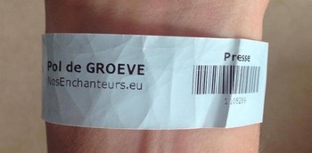 FRANCOFOLIES 2016 – LE BILAN   Le rideau est tombé et il est de bonne guerre de tirer le bilan de cette semaine écoulée. Comme signalé avant le début des hostilités, sur papier, la programmation de cette édition 2016 laissait à désirer : des artistes dont c'était le ixième passage à Spa, des têtes d'affiche ratissant si large qu'on avait atteint les plates-bandes des émissions télévisuelles, un goût de trop peu pour les amateurs de chanson française… A l'arrivée, on dira que le cru 2016 fut moyen : beaucoup de bons concerts mais aucun de vraiment marquant, de ceux qui marquent les mémoires et servent de maîtres-étalon pour les années à venir, quelques belles découvertes et un lot modéré de spectacle décevant. Un prof dirait donc : bien, mais peut mieux faire ! Pour sa part, l'envoyé spécial de NosEnchanteurs aura : - Vu 27 concerts en tout (soyons honnêtes, pas jusqu'au bout pour certains) ; - Apprécié également certains groupes de rock chantant en anglais (Ghinzu en particulier !), dont il n'a bien sûr pas été question dans notre journal mais qui n'en sont pas moins talentueux ; - Bien ri en regardant la retranscription en langue des signes (à l'intention des personnes sourdes, les Francos de Spa assurent la traduction simultanée de quelques concerts, par une officiante postée en bord de scène) du concert de Giédré : je vous laisse deviner comment les mots "branlette" ou "enculé" étaient traduits visuellement… ; - Vécu cette impression étrange, quand la pluie s'est mise à tomber à seaux au milieu du concert de Zazie et que nombre de spectateur ont revêtu alors les sortes de manteaux jetables en plastique distribués par un sponsor, de vivre soudainement au milieu de sacs poubelles ou de préservatifs géants ; - Ingurgité tout au long de ces cinq jours : un chili con carne servi dans une coque de maïs (qu'on mange aussi à la fin), deux paquets de frites, un hot dog, une gaufre, quelques pommes offertes dans un stand, un hamburger, une saucisse de campagne, une pita gyros et un cornet de pâtes… Les Francofolies sont aussi l'occasion de découvrir la gastronomie festivalière ! ; - Avalé un nombre (important ? chacun jugera…) de verres de bière : un par concert agréable, au moins deux quand c'était moins bien (faut s'occuper en ce cas-là !). Faites le calcul vous-même ; - Bu aussi un verre de maitrank (ça, c'est juste pour que les lecteurs non belges se demandent : c'est quoi ce truc ???) ; - Peu dormi mais emmagasiné pleins de bons souvenirs, et c'est là l'essentiel. Comme dans tout concert, nos remerciements iront au final aux organisateurs des Francos de Spa, qui nous auront fait l'honneur et le plaisir d'accréditer NosEnchanteurs comme membre de la presse et de nous délivrer un laisser-passer pour toutes les scènes. Une preuve supplémentaire de la reconnaissance de la place de notre journal-web dans le milieu de la chanson.