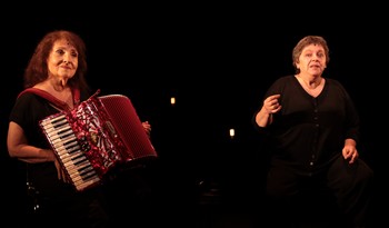 AVIGNON MB COMME MICHÈLE BERNARD, COMME MONIQUE BRUN AUSSI . Les mêmes initiales, mais pas les mêmes voix, pas le même parcours... et pourtant on dirait deux frangines qui se retrouvent pour chanter, réciter des textes, un soir d'été, au coin d'un feu de camp éclairé par les Lucioles.  Tout doucement, ces deux grandes interprètes nous distillent leurs mots et ceux des poètes qu'elles aiment. Michèle a sorti son accordéon, Monique fait (moralement) griller les Marshmallows, le temps est suspendu et les cigales se taisent et écoutent... Les chansons et l'accordéon de Michèle font écho aux textes de Norge, de Supervielle, de Francis Ricard, de Samuel Butler ou de Louise Michel. Il y est question de doigts tachés d'encre, d'une petite fille qu'il faut porter, de la mort et de l'amour... et le p'tit rêve très (trop) court s'achève. On ressort dans la chaleur d'Avignon en s'étonnant qu'il fasse encore jour et avec une seule idée en tête : recommencer à se laisser bercer par ces deux belles voix...  