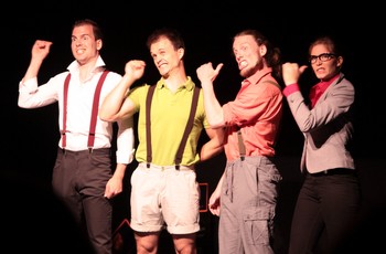 AKROPERCU : SORTIR LES SONS ! Un autre spectacle vu ce même jour, à 16h20 à l'Espace Roseau : Akropercu… Étiqueté "Théâtre musical" mais on devrait pouvoir dire : "humour musical" : c'est un show de quatre comédiens-musiciens-danseurs-acrobates belges complètement chtarbés, qui manient l'absurde, le non-sens et qui savent sortir des sons de tout ce qui tombe entre leurs mains. C'est festif, bourré de gags visuels, rythmé ô combien ! Il faut vraiment aller les voir : le spectacle est inracontable sur un "papier", même virtuel !
