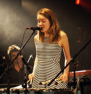 MAIS ENCORE… Deux jolies découvertes encore à signaler dans ce cru 2016. La première est une jeune chanteuse canadienne, Joëlle Saint-Pierre. Le plus simple pour vous la présenter est de reproduire cet extrait de la bio figurant sur son site : Originaire de Chicoutimi, Joëlle fait de la musique depuis pratiquement toujours et chante depuis quelques années des chansons qu'elle crée seule ou avec des amis. Oui, elle s'accompagne au vibraphone, oui avec quatre baguettes. Oui, c'est lourd. Non, elle n'aurait pas dû apprendre à jouer de la flûte à la place, même si elle respecte toutes les races et grosseurs d'instruments et que la musique est partout. Et oui, Joëlle rédige elle-même sa biographie en utilisant la troisième personne (…). Tout ça, ça donne quoi? Ça donne des chansons en français, un peu pop et ben douces. Ben douces. Un peu comme des bands avec des chanteuses de bossa ou de jazz doux, sans le jazz ni la bossa. Tout est dit et bien dit et vous donne en sus une idée de l'humour dont fait preuve la chanteuse dans ses intermèdes parlés (ses chansons, elles, ne parlent que d'amour et, dixit Joëlle elle-même, elle en a marre et il faut vraiment qu'elle change de sujet !!!). Autre style mais plaisir aussi grand : Guillaume Farley. Excellent guitariste, beat box humaine impressionnante, humour second degré à tous les étages mais non dépourvu d'émotion, très bel interprète également (une superbe reprise de Ces gens-là du grand Jacques). On y revient dès que possible. 