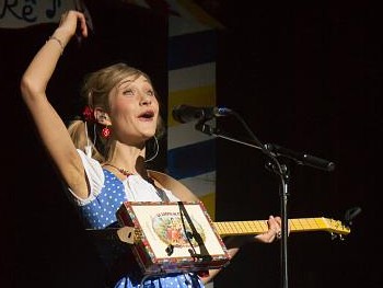 À CÔTÉ DE CELA... Plaisir des festivals : j'ai pu l'après-midi-même applaudir Giédré. Rien à rajouter à ce que Vincent Capraro nous a écrit d'elle dans un article paru en mars (voir le lien un peu plus bas) : c'est drôle, provocant, scatologique et d'un mauvais goût assumé. Et pourtant… J'ai trouvé Giédré toujours grossière mais jamais vulgaire. J'ai eu l'impression inverse avec Kendji Girac !