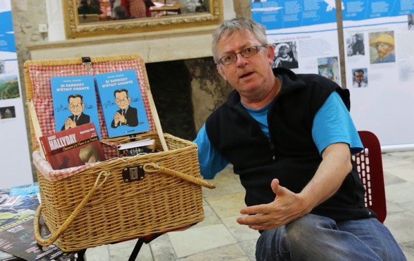 Michel Kemper, l'auteur, et son stand portatif à Barjac (photo Pierre Bureau)