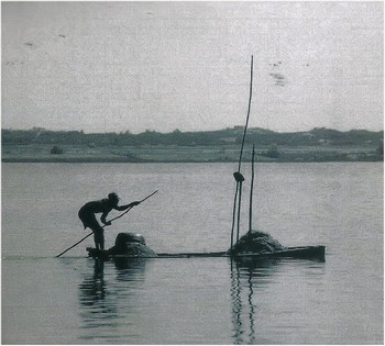 dos du CD, photo signée Olivier Beytout. « Sur la photo, un énergumène lance dans l’eau sa rame, sa pagaie, son bout de bois ; et on l’imagine qui chante en rythme un vieux machin séculaire. Ce faisant il domestique le fleuve. » (J.Bertin)