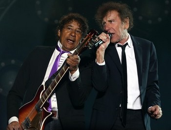 SOUCHON-VOULZY : LES CADORS ONT LA CLASSE ! Dernier rendez-vous du festival des Solidarités, un autre duo incontournable de la chanson française, égaux sans rougir des Lennon-Mac Cartney. Vous aurez deviné sans peine de qui il est question. NosEnchanteurs vous ayant déjà jadis décrit tout le plaisir que l’on prend à retrouver ensemble, pour la première fois de leur longue carrière, les frères de sang Alain Souchon et Laurent Voulzy, il n’est guère utile de donner dans la redondance. Qu’il soit juste dit que les amateurs des tubes de nos deux larrons ne peuvent manquer ce rendez-vous puisque, comme pour La Mama d’Aznavour, ils sont venus ils sont tous là (de Bubble Star à Belle Ile en mer, pour l’un, de J’ai dix ans à Foule sentimentale pour l’autre) ; que Souchon est moins bavard dans les enchaînements mais toujours aussi expansif dans sa gestuelle, tandis que Voulzy se la joue plutôt vieux sage ; qu’enfin la joie prise à redécouvrir ces chansons appelées à devenir immortelles se lisait sur tous les visages de l’assemblée. Chapeau bas !