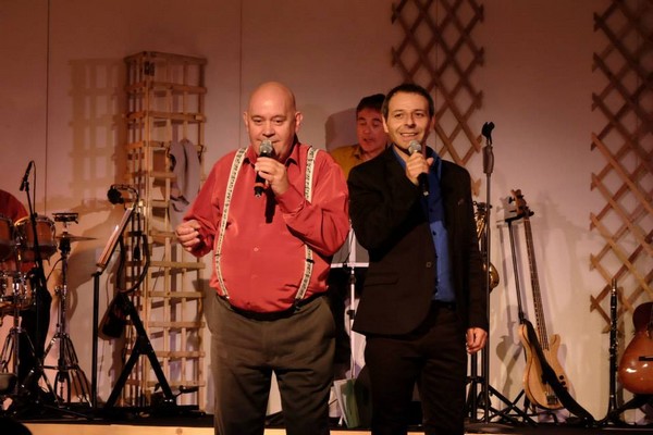 Gérard Morel chante la bouche pleine